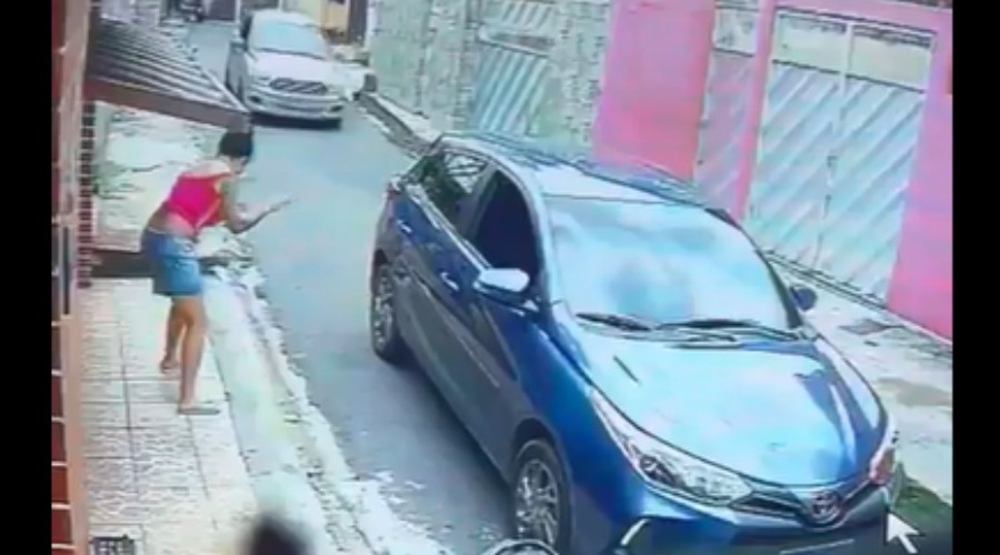 VÍDEO: Homem é preso após sacar arma e ameaçar ex na frente da casa dela em Manaus