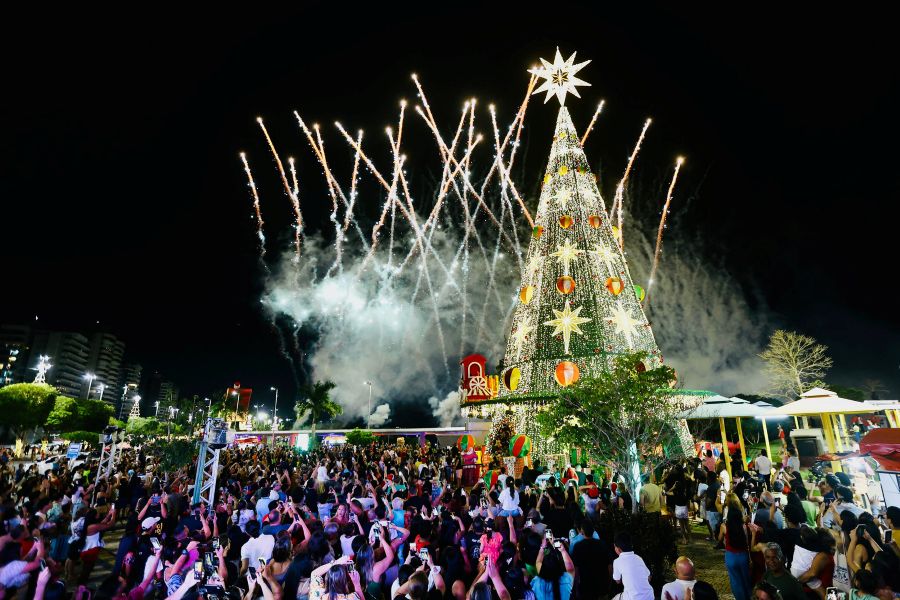 David Almeida inaugura decoração natalina e pista de patinação no gelo na Ponta Negra