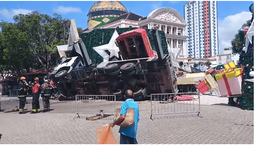 Vídeo: Guindaste tomba durante montagem de árvore de Natal no Centro de Manaus