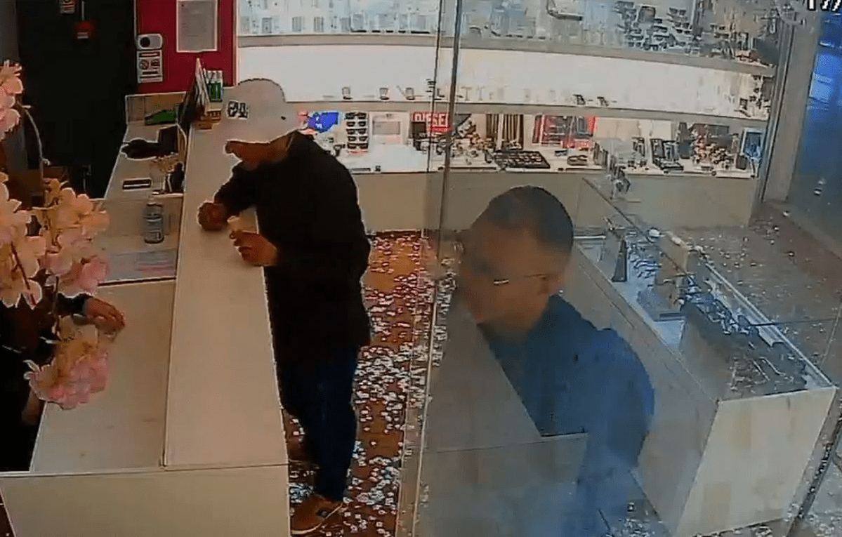 VÍDEO: Ladrão assalta joalheria tomando sorvete e leva R$ 100 mil