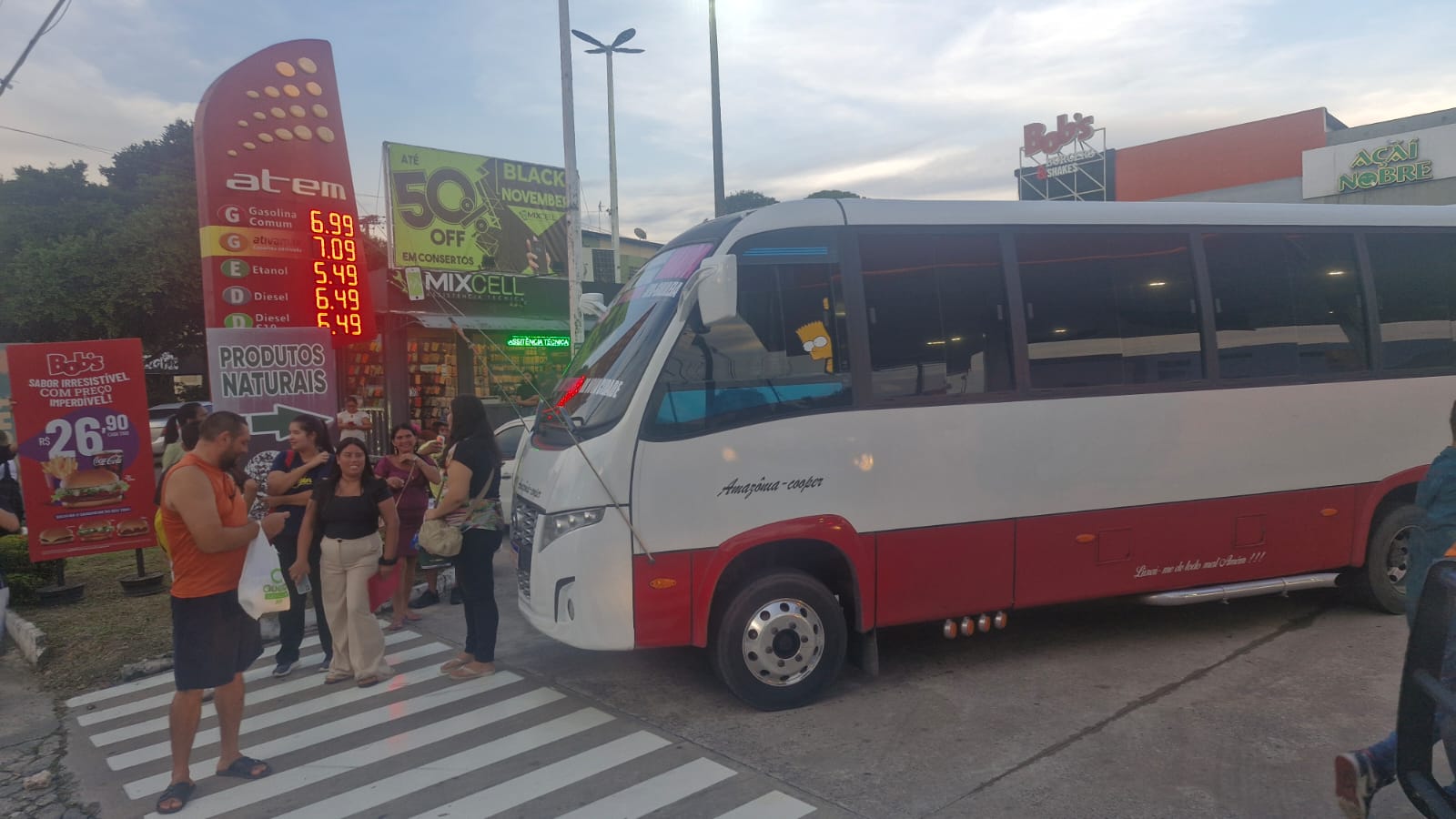 Vídeo mostra confusão após briga entre motoristas de ônibus na Djalma Batista