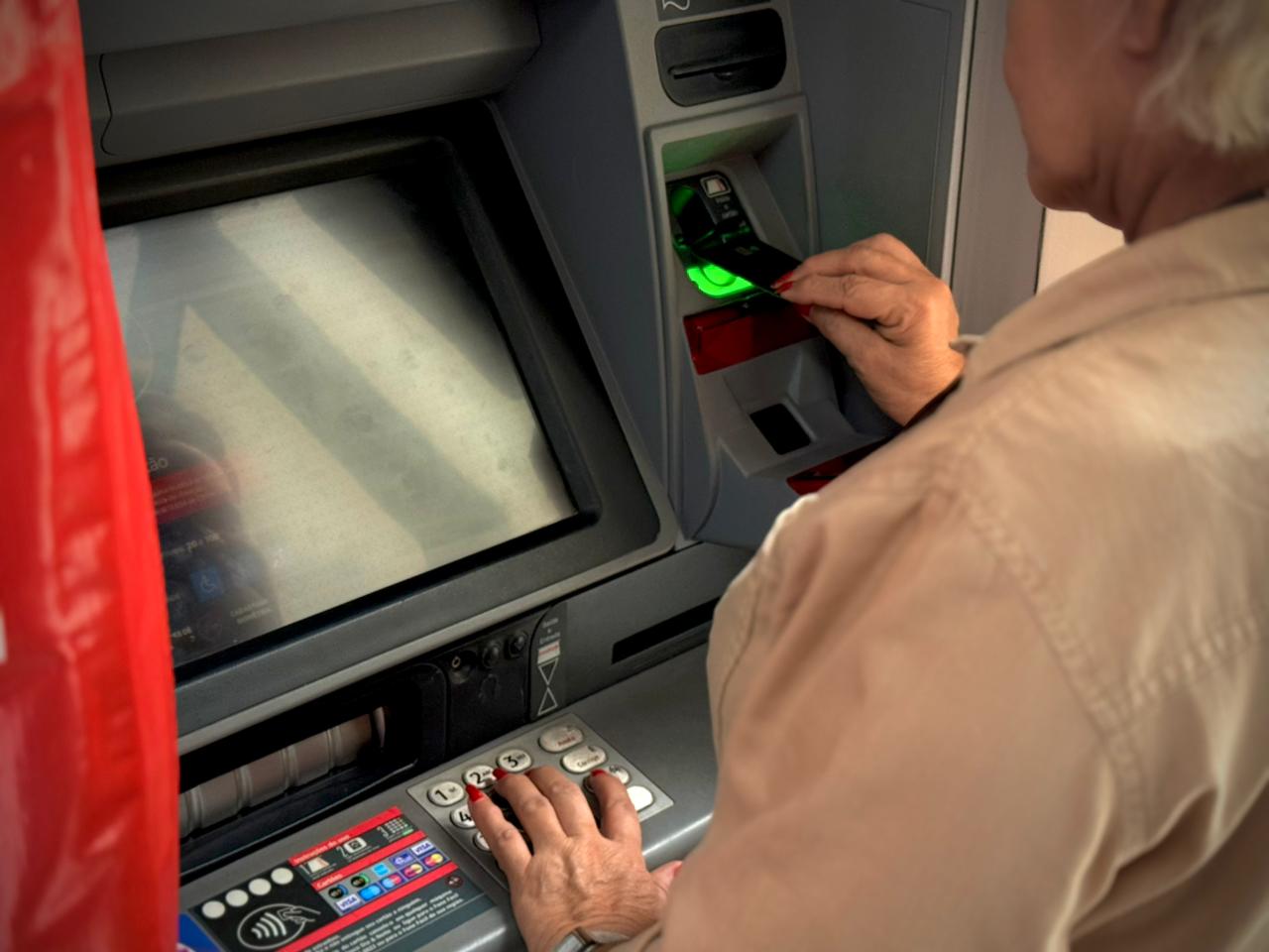 Polícia Civil alerta idosos sobre golpes em agências bancárias no Amazonas