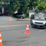 Carro capota após colisão em cruzamento no bairro Cachoeirinha, em Manaus