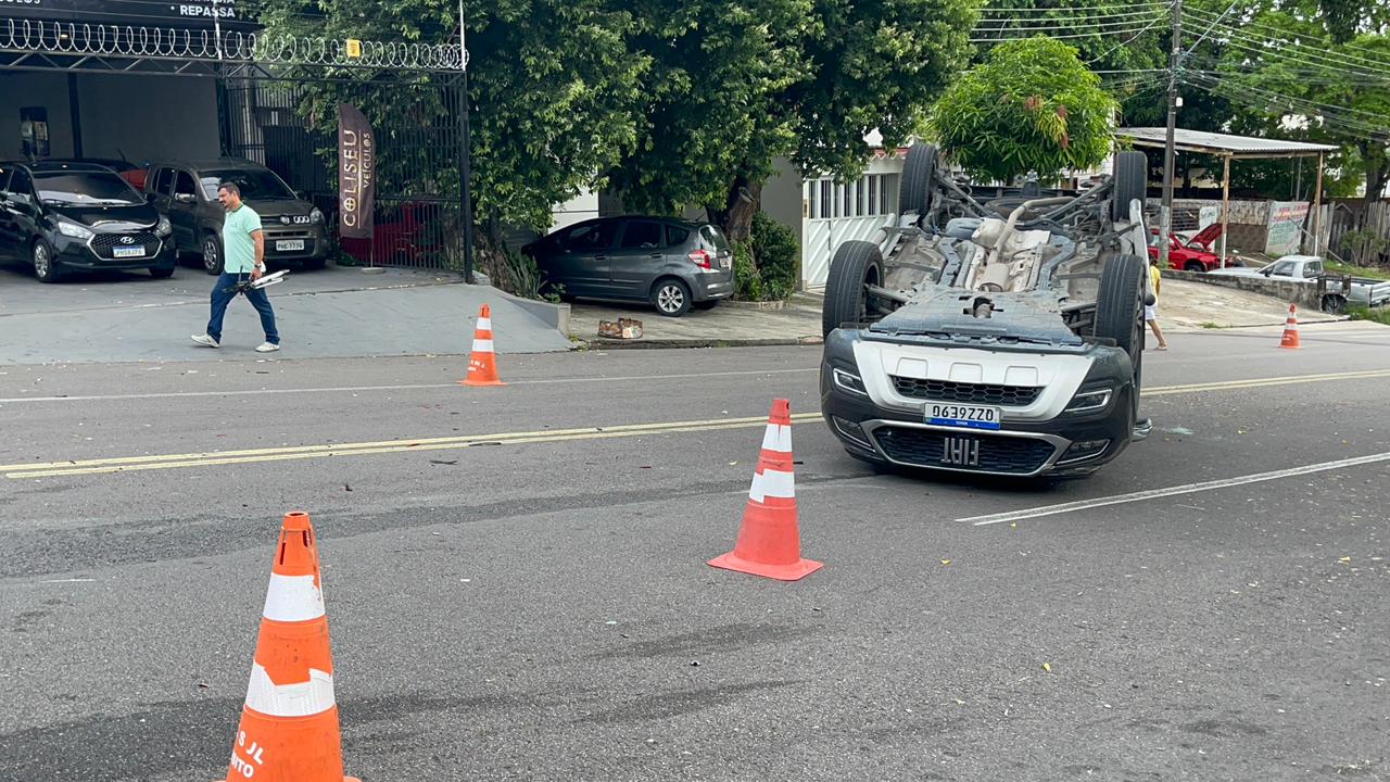 Carro capota após colisão em cruzamento no bairro Cachoeirinha, em Manaus