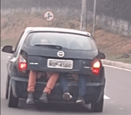 VÍDEO: Dupla pega carona em porta-malas de carro em avenida de Manaus