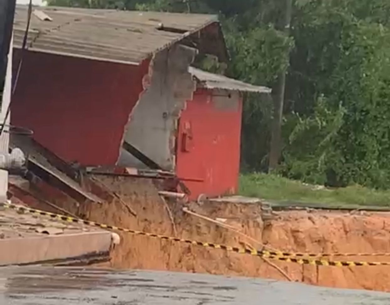 Manaus registra deslizamentos de barrancos e desabamento de casa durante temporal