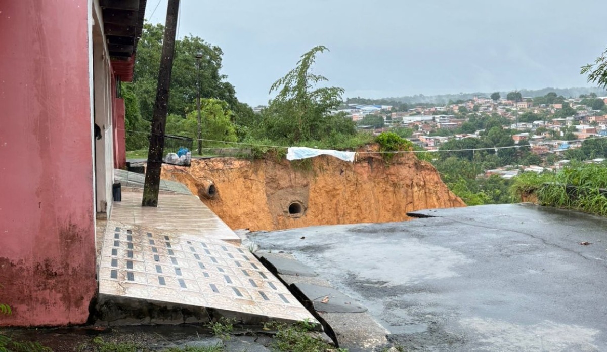 Cratera cresce após chuva e ameaça desabar casas na Zona Norte de Manaus