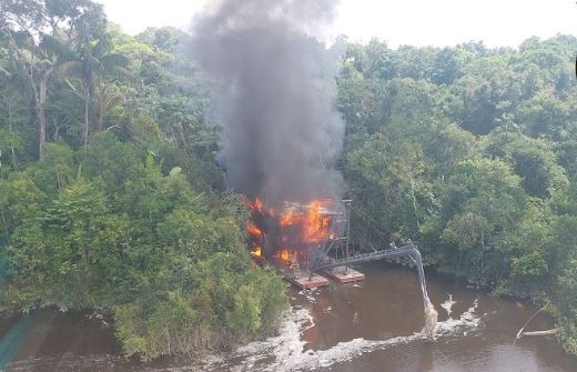 VÍDEO: PF destrói 10 dragas em operação contra garimpo ilegal no Amazonas