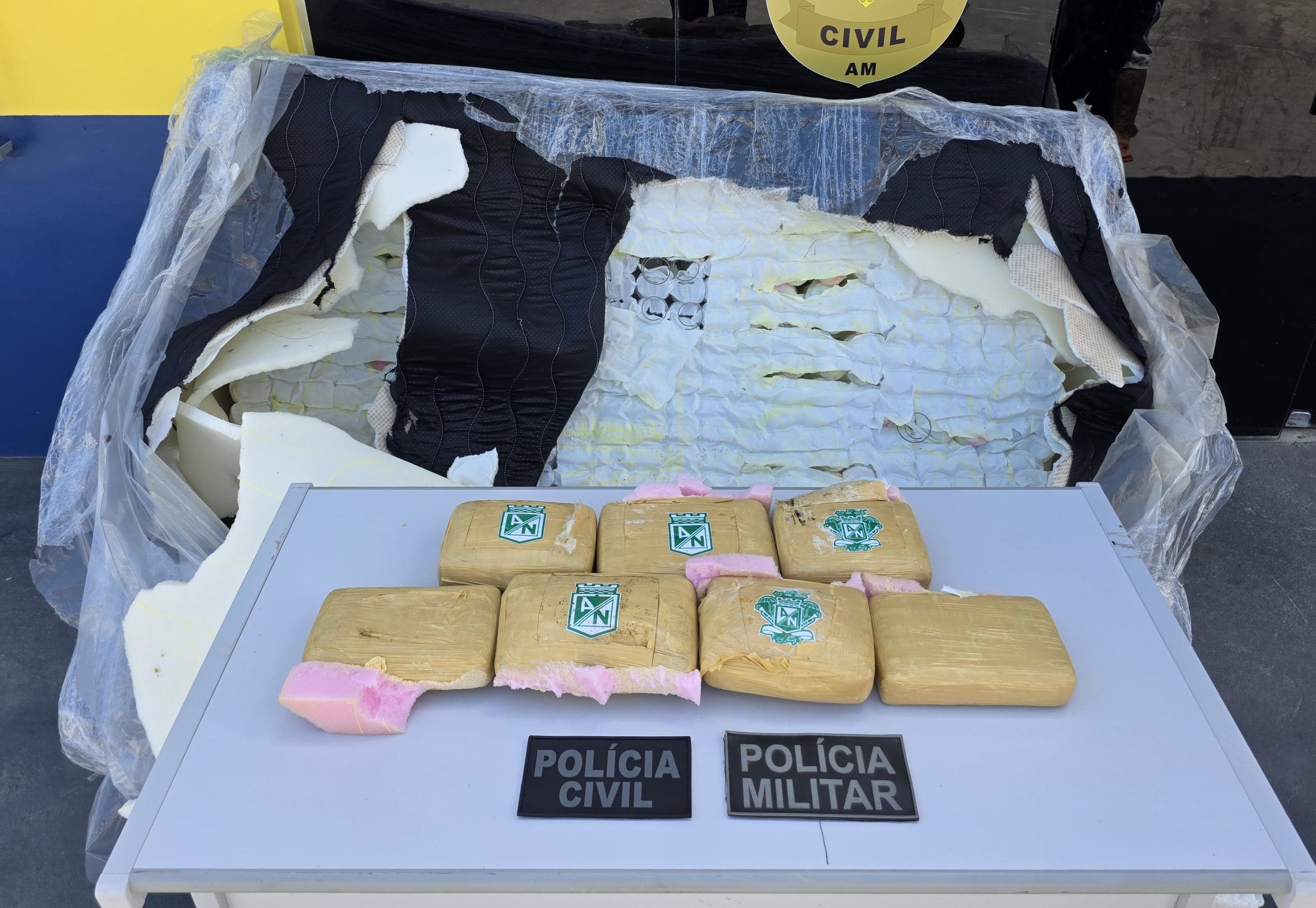 Polícia descobre 8 kg de maconha escondidos em colchão de barco no AM