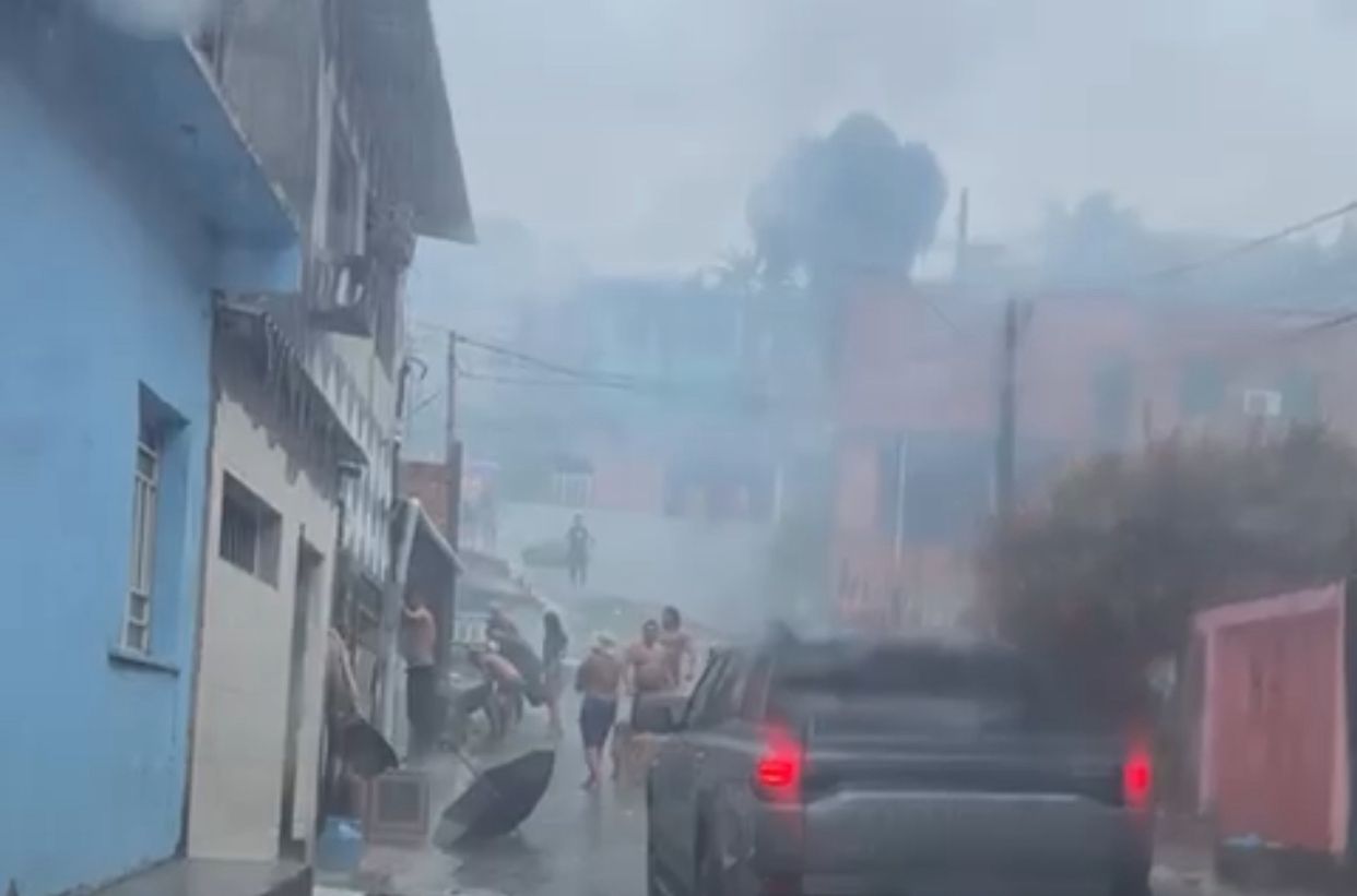VÍDEO: Incêndio atinge residência no Grande Vitória; vizinhos ajudam a conter chamas