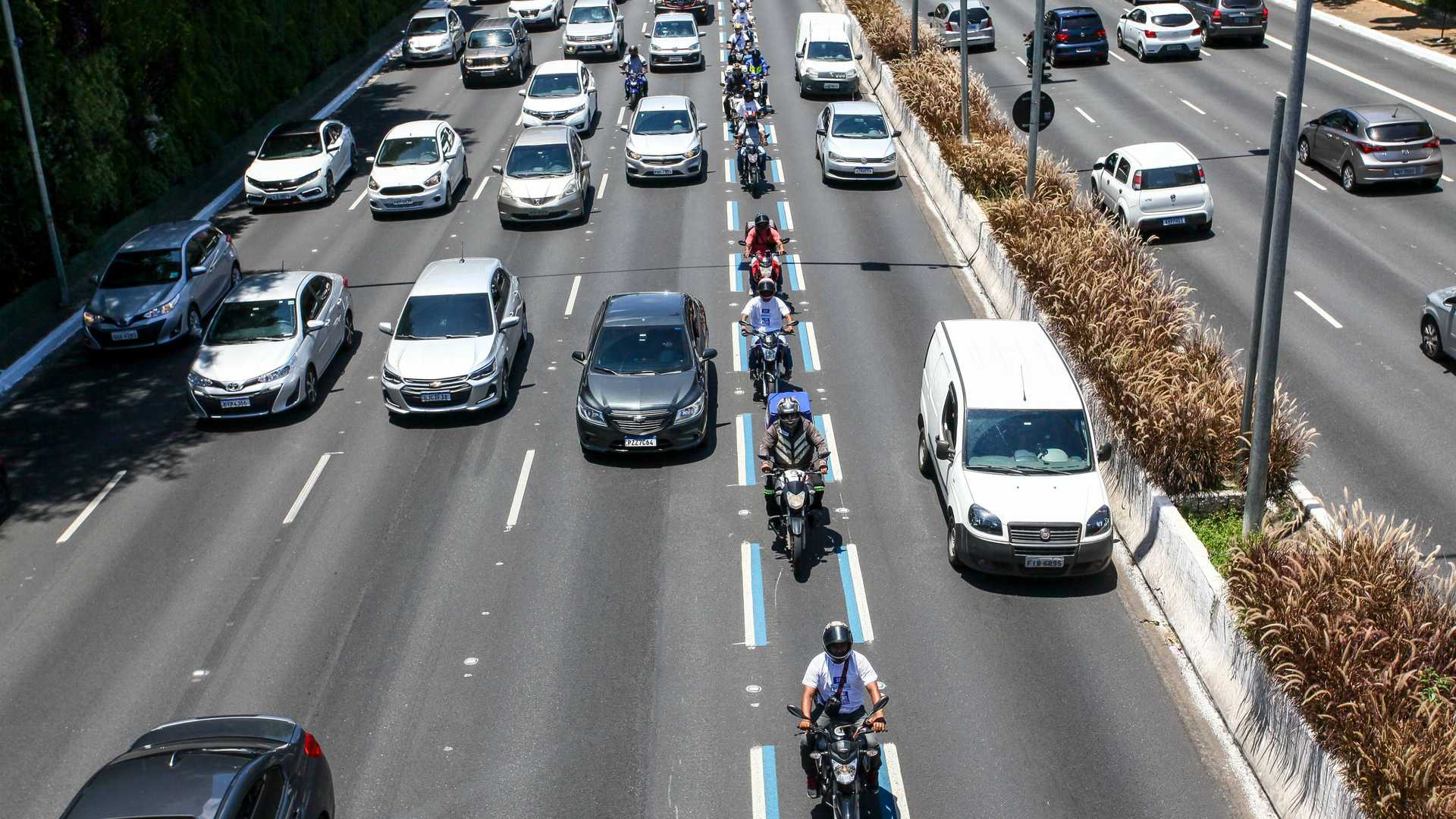 Governo Lula prepara norma para liberar faixas exclusivas de motos em todo o país