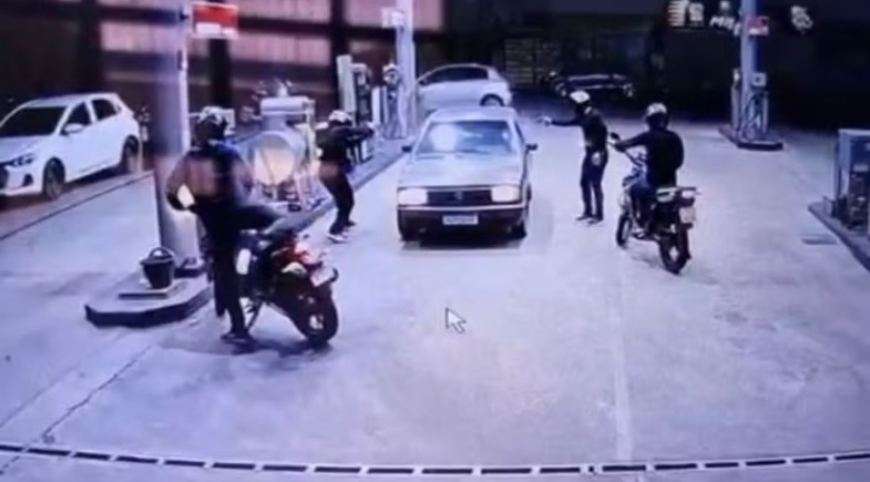 VÍDEO: Três homens são mortos a tiros em posto de gasolina; veja