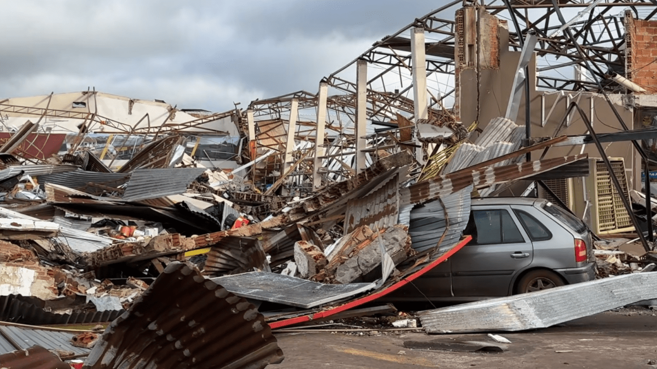 Tornado no Paraná suspende Enem e deixa milhares sem luz
