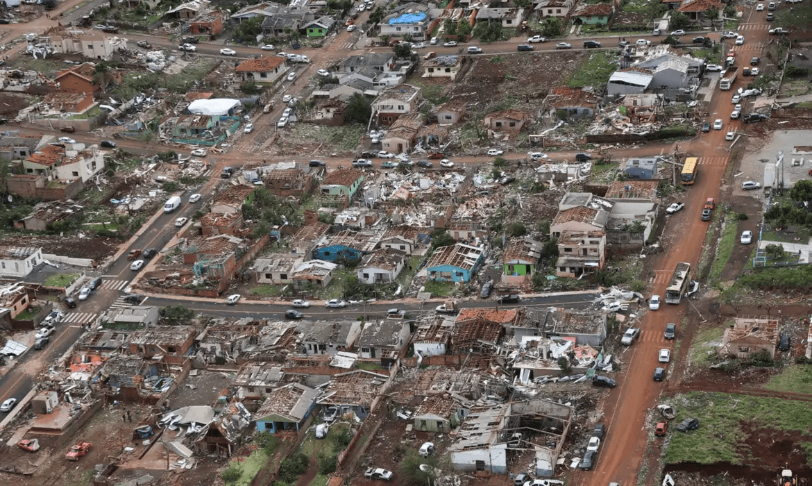 Lula lamenta mortes e envia ajuda após tornado no Paraná