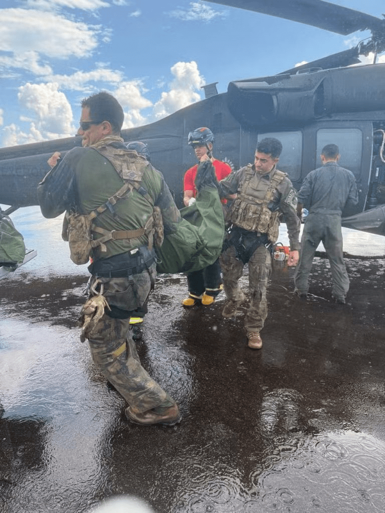 Equipes localizam dois corpos em destroços de avião no Amazonas