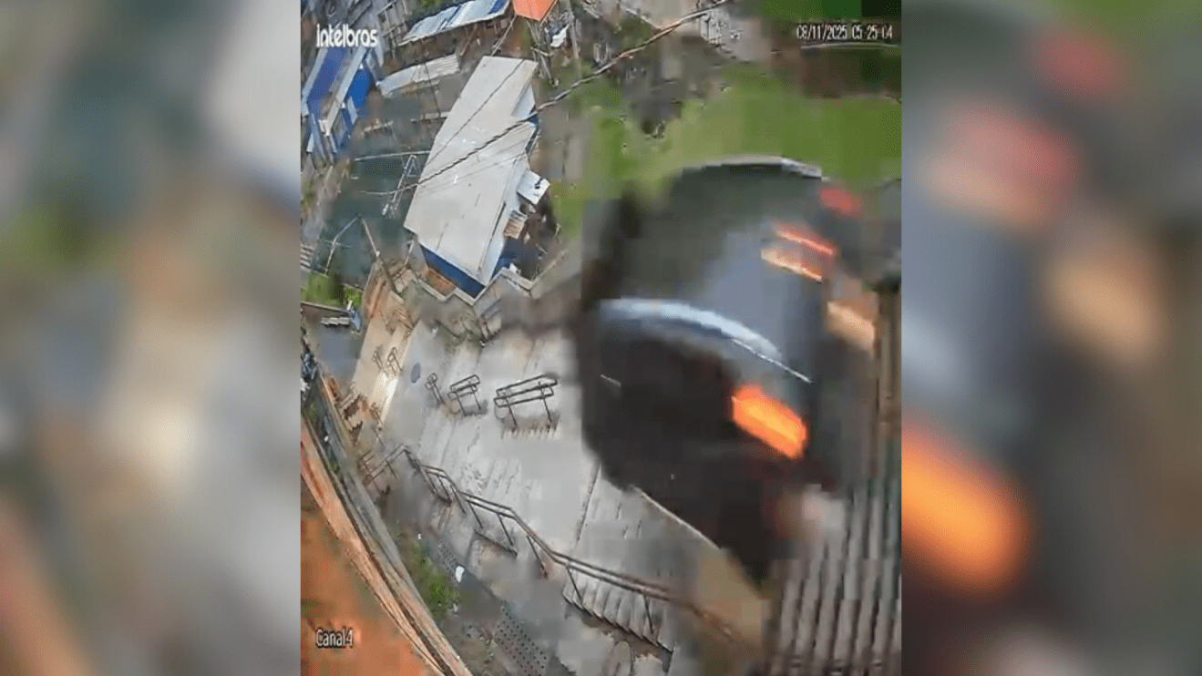 VÍDEO: Motorista perde controle e carro cai em escadão na Zona Sul