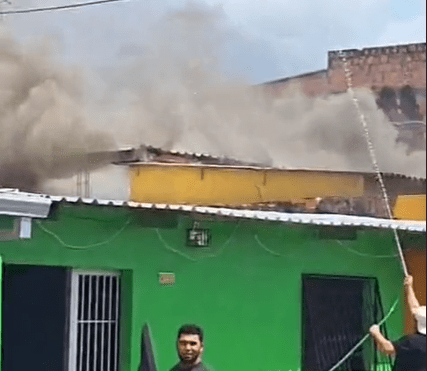 Incêndio atinge casa e assusta moradores no bairro Mutirão, em Manaus