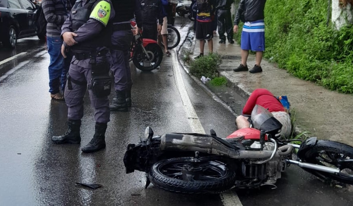 Motociclista venezuelano morre em acidente com caminhão durante chuva em Manaus