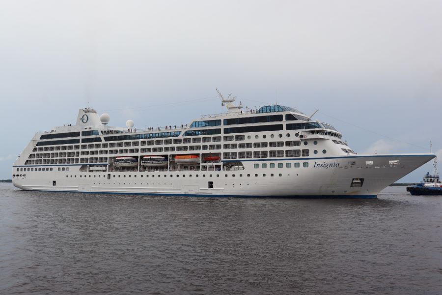 Navio Insignia atraca no Porto de Manaus com mais de 980 turistas