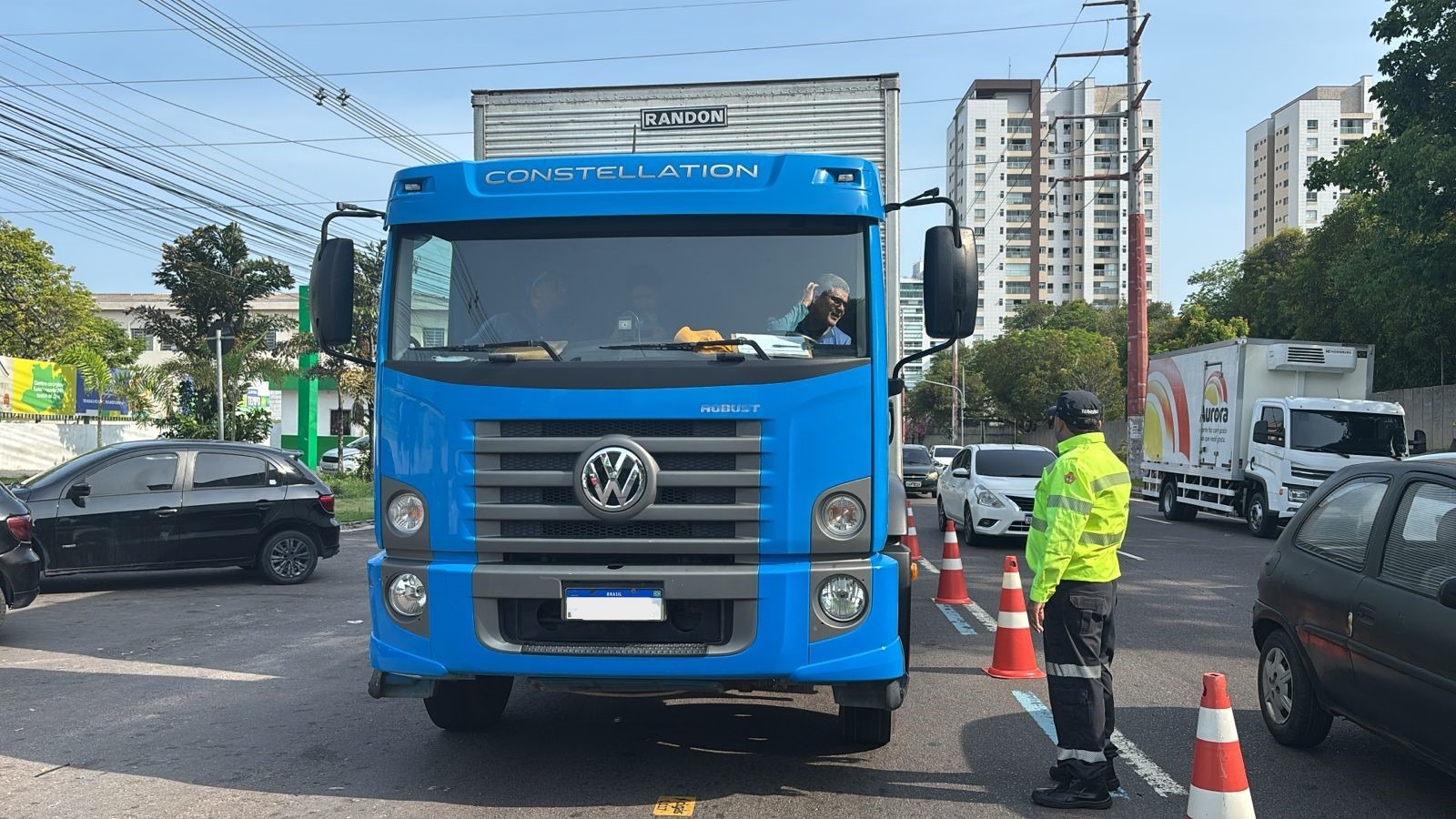 Operação de fiscalização autua 21 caminhões na Mário Ypiranga, em Manaus