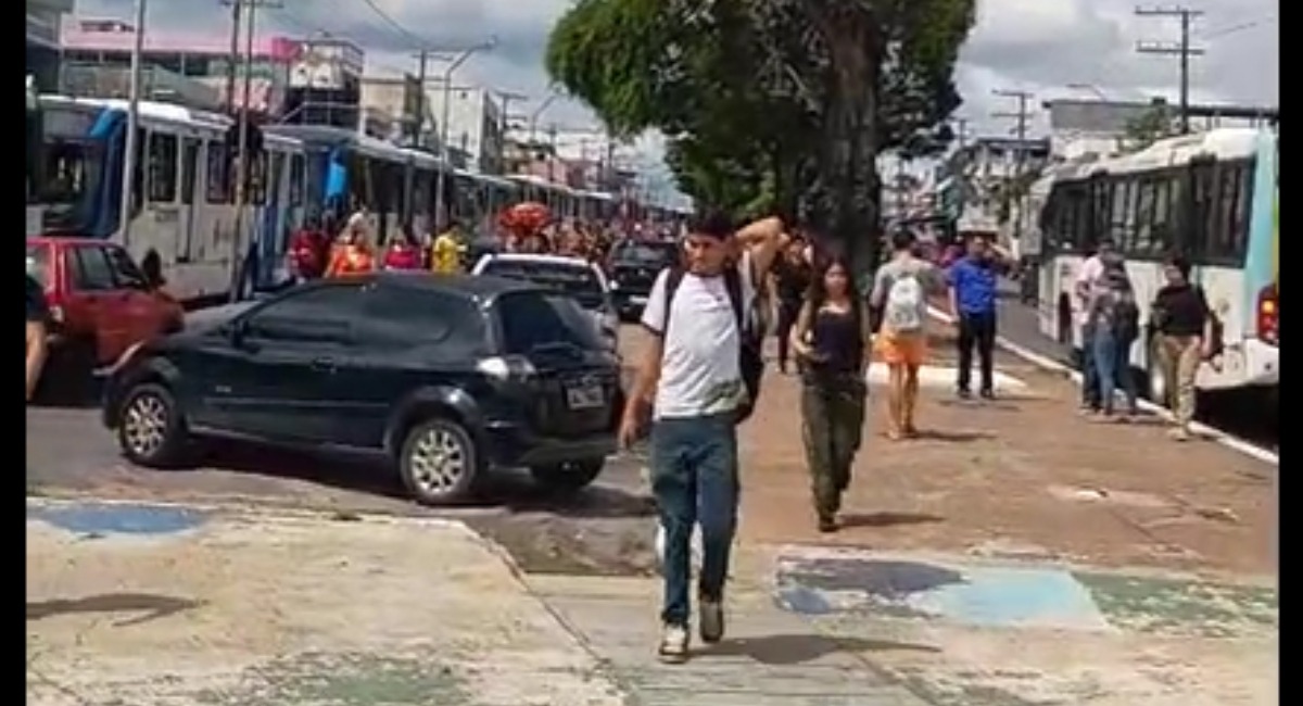 Rodoviários param ônibus em Manaus após cinco dias de atraso no vale salarial