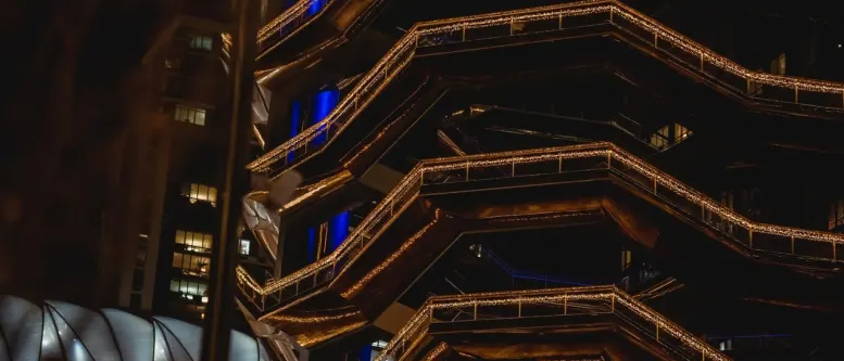 Homem morre ao cair do 15º andar enquanto instalava luzes de Natal