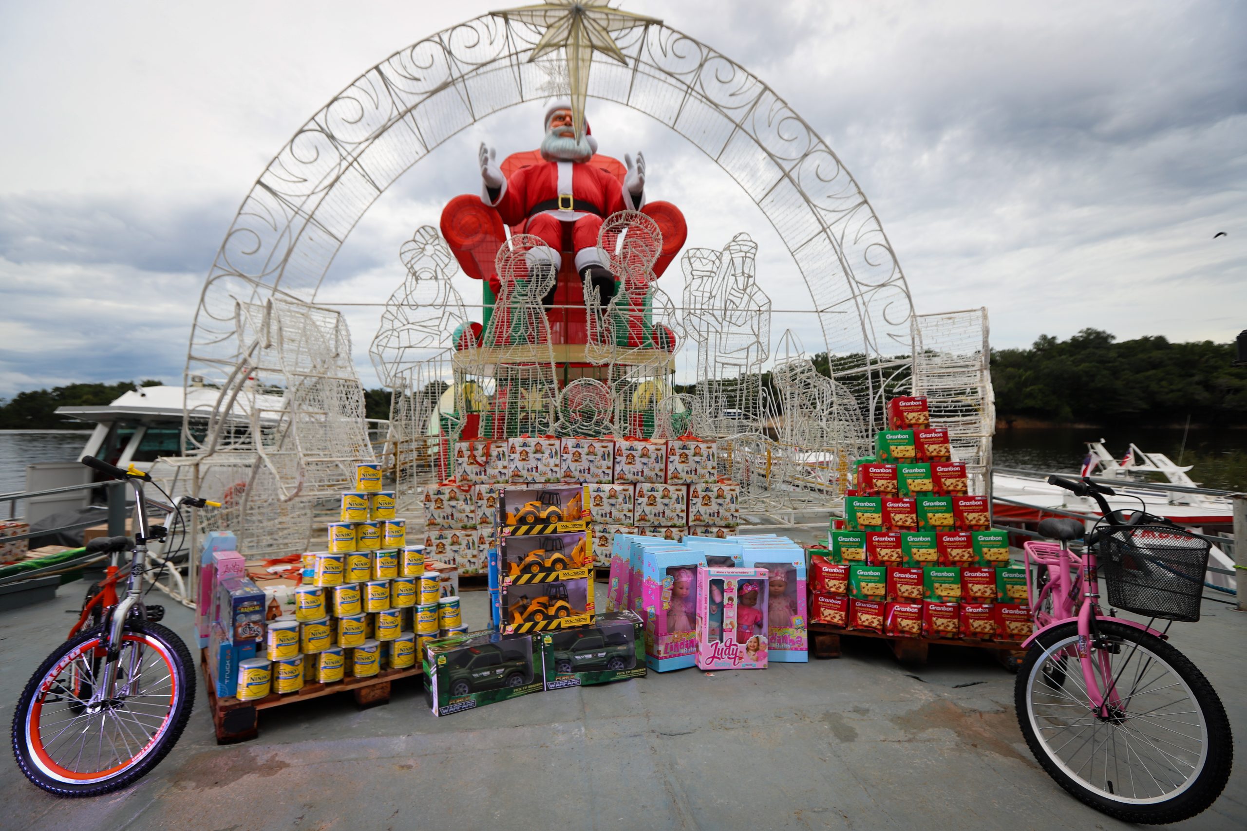 Balsa iluminada leva o “Natal nas Águas” a comunidades rurais de Manaus