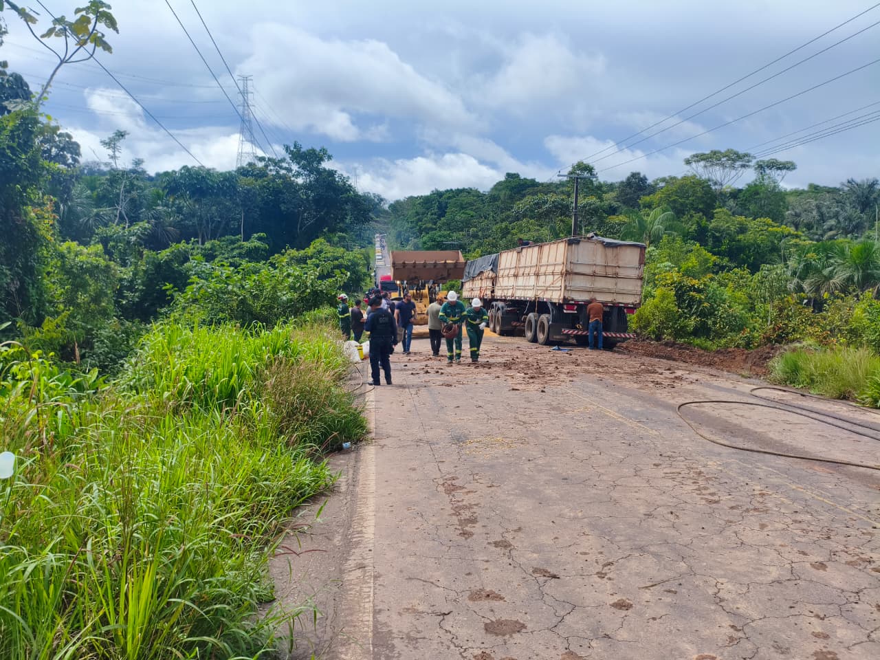 BR-174 é liberada após caminhão bitrem bloquear rodovia