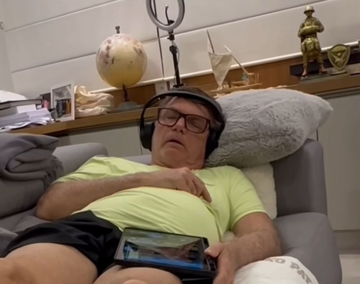 Carlos divulga vídeo inédito de Bolsonaro com crise de soluço; veja