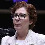 Carla Zambelli sofre agressões e é transferida em prisão na Itália