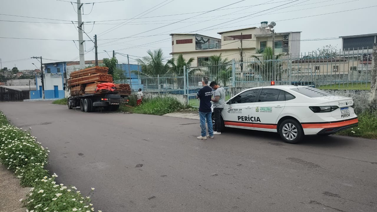 Caminhão com carga deslocada é flagrado na Zona Norte de Manaus