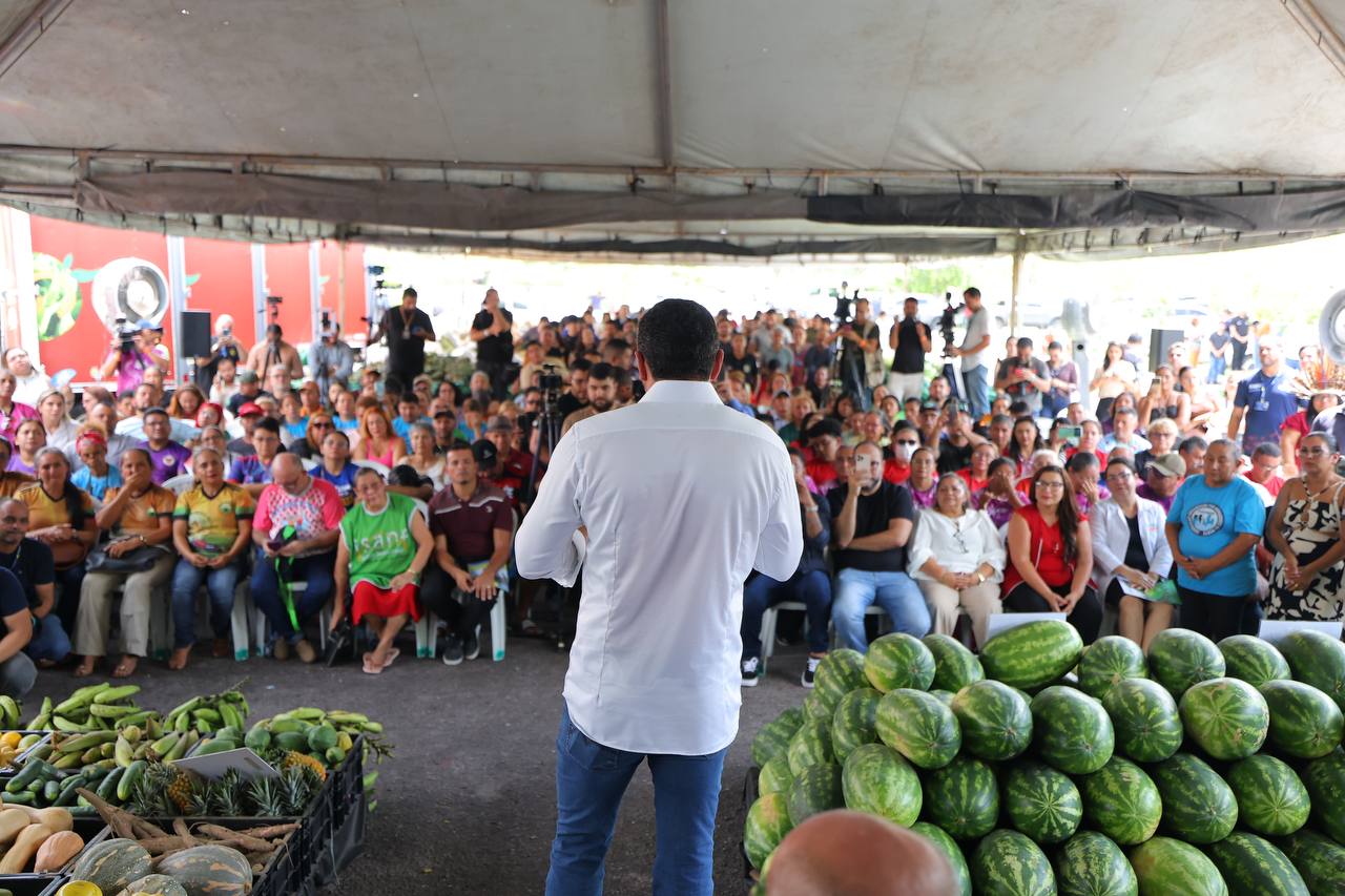 Wilson Lima entrega mais de 40 toneladas de alimentos para famílias em Manaus