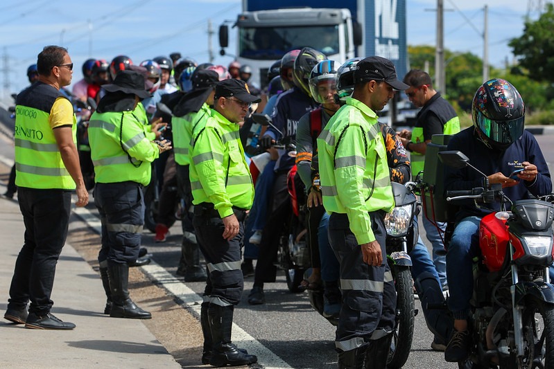 Fiscalização em Manaus flagra motos sem placa e condutores sem CNH