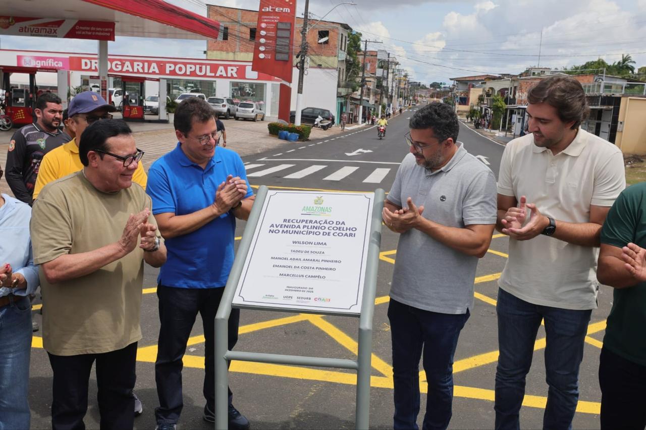 Em Coari, Wilson Lima entrega obras viárias e iluminação de LED