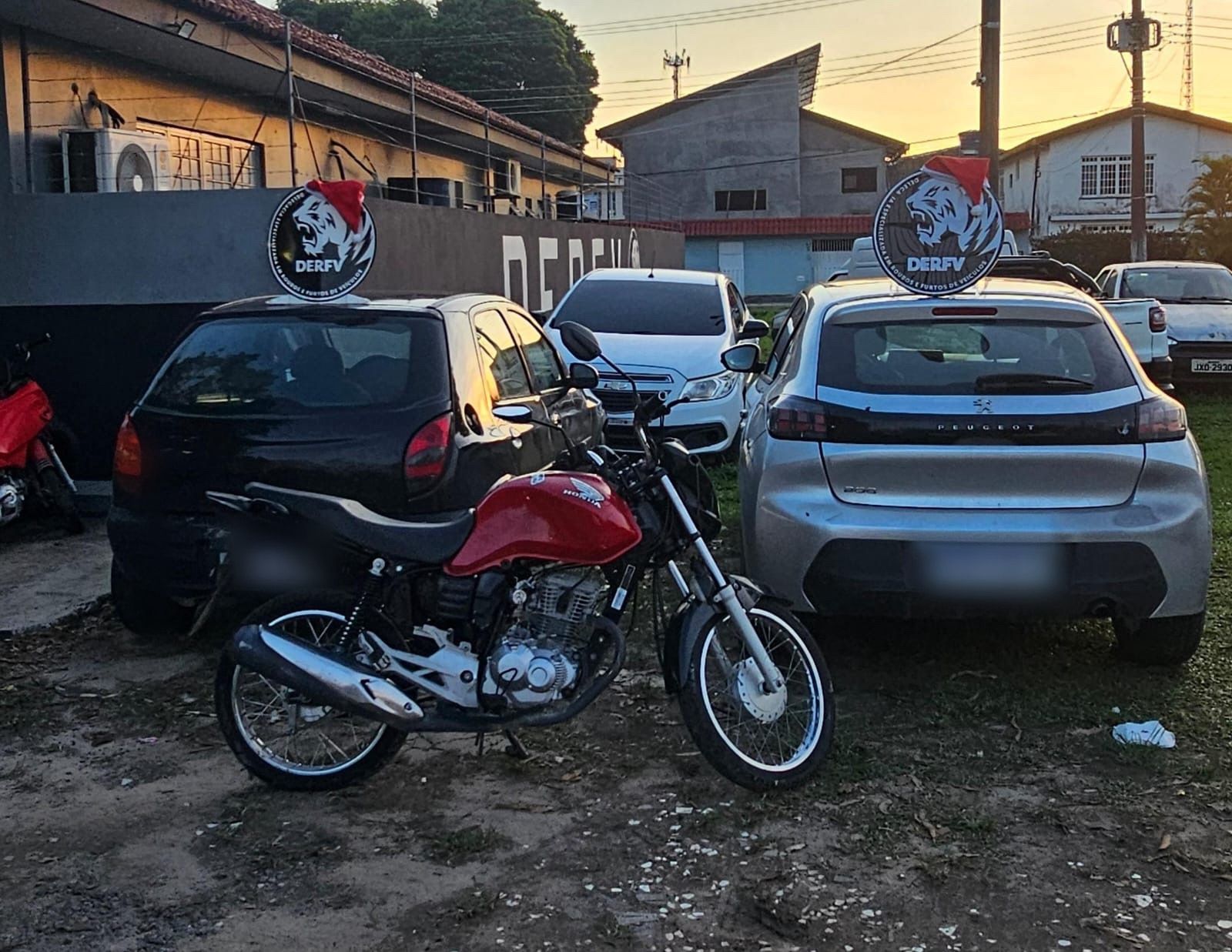 Quarteto é preso por roubo de nove veículos em parqueamento da Polícia Civil em Manaus