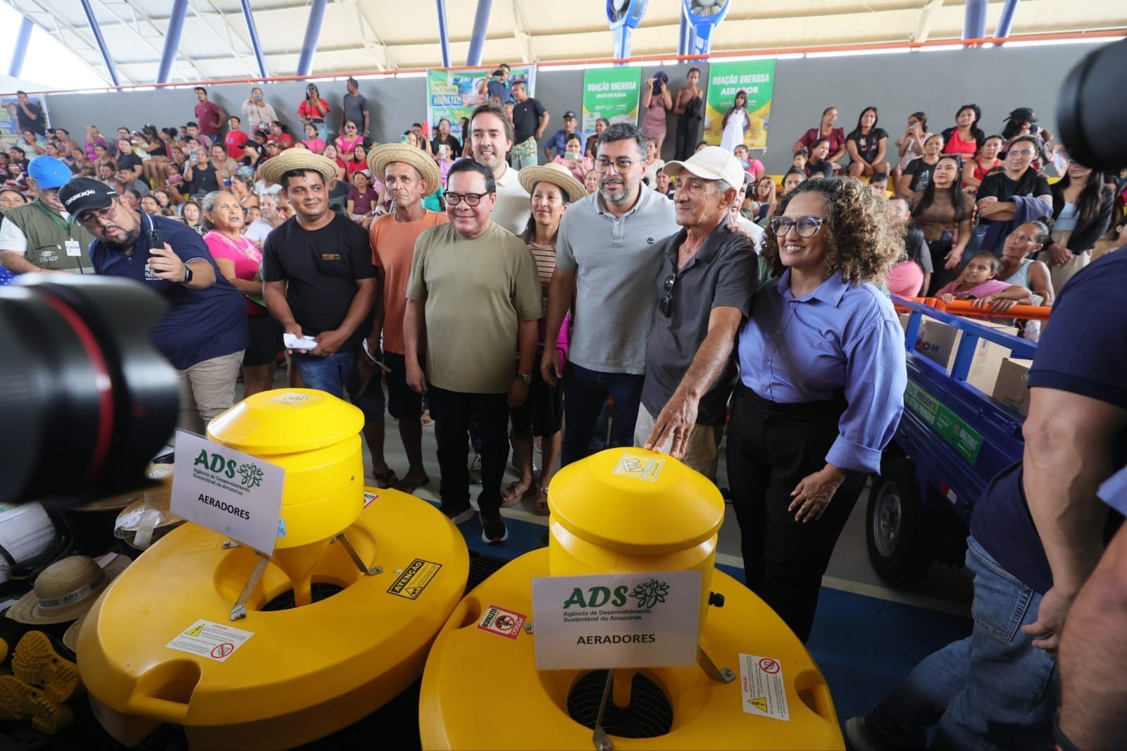 Governador entrega implementos agrícolas, subvenção e benefícios sociais em Coari