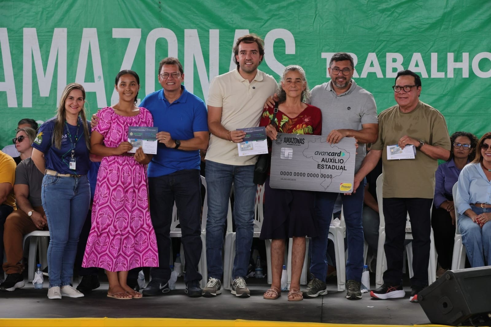 Wilson Lima entrega mil novos cartões do Auxílio Estadual Permanente em Coari