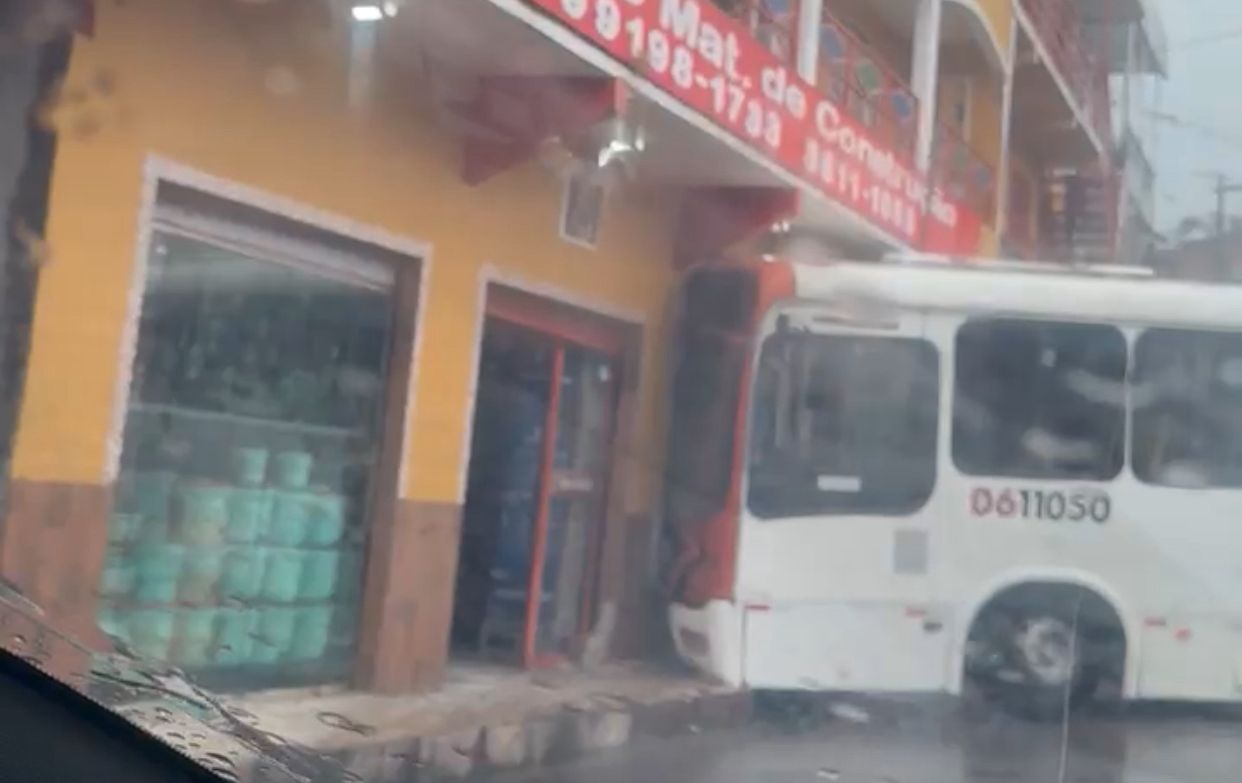 VÍDEO: Ônibus desgovernado atinge material de construção durante chuva em Manaus