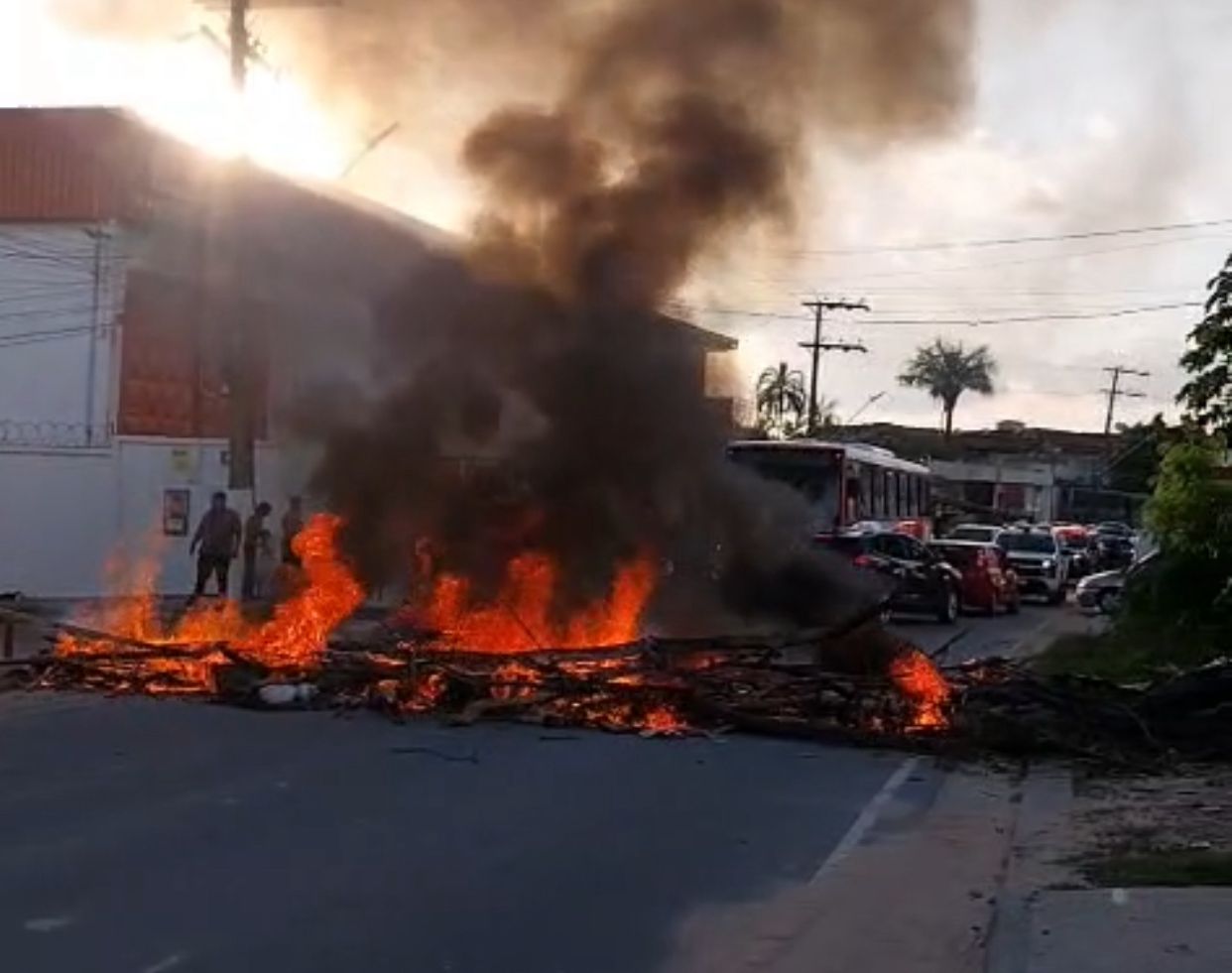 VÍDEO: Moradores bloqueiam ruas em protesto contra falta de energia em bairros de Manaus