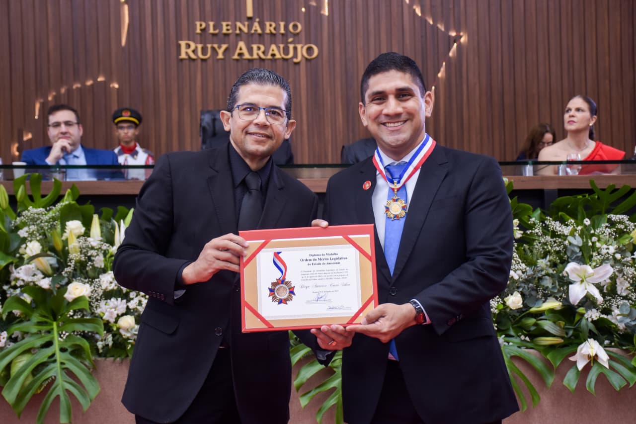 Secretário da Sedel recebe comenda na Aleam por indicação do deputado João Luiz