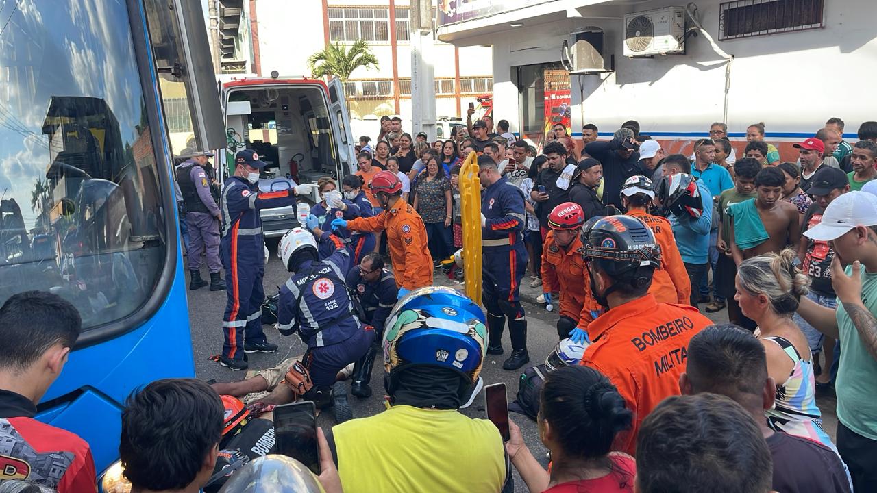 VÍDEO: Motociclista tem perna esmagada por ônibus durante acidente no Novo Israel