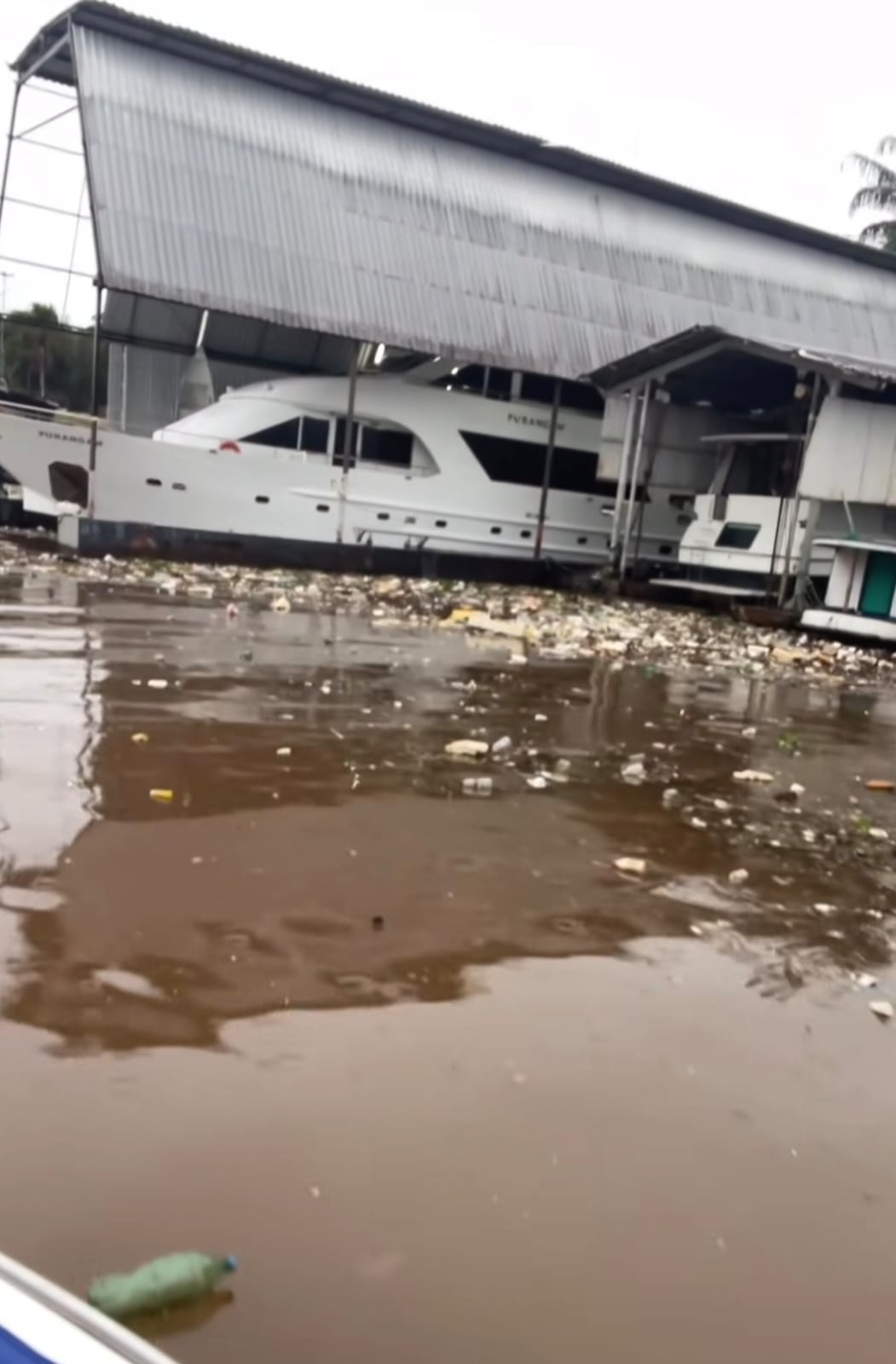 Márcia Novo expõe lixo acumulado no Lago do Tarumã em Manaus