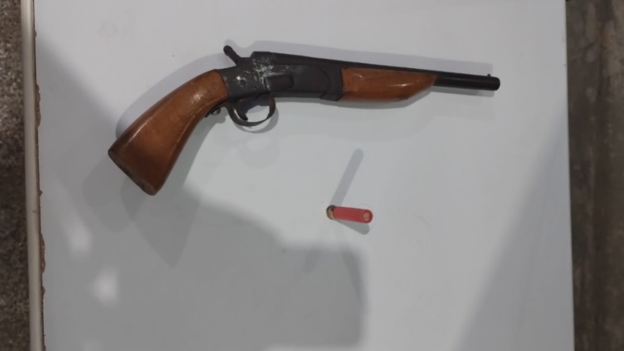 Suspeito é preso por usar arma em cobrança de dívida em Carauari