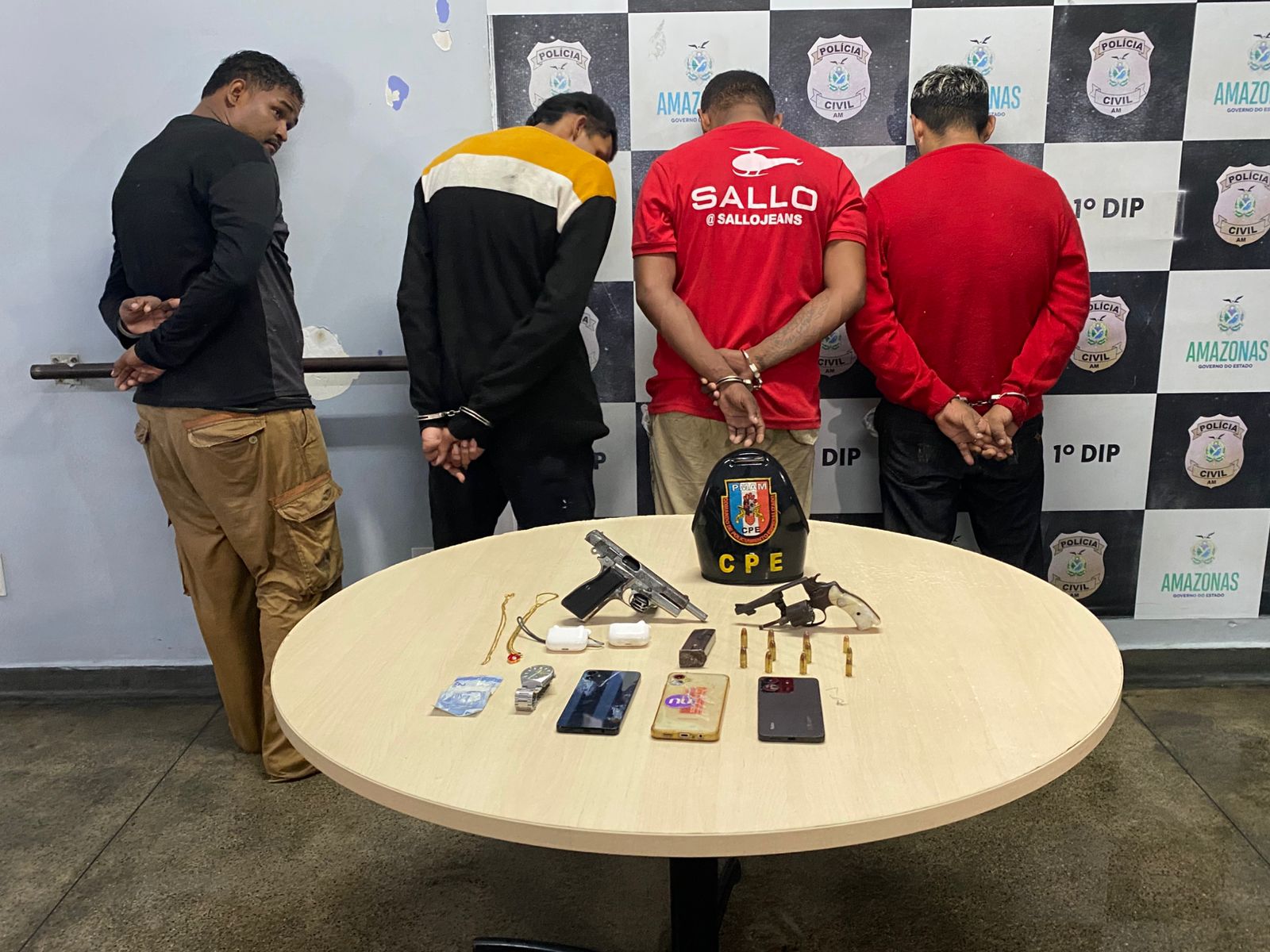 Criminosos armados causam pânico em concessionária e 4 acabam presos em Manaus