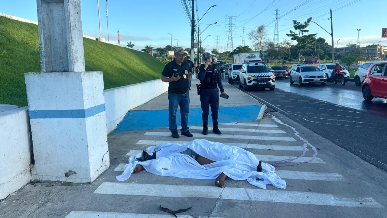Motociclista morre em colisão com poste na Av. das Torres