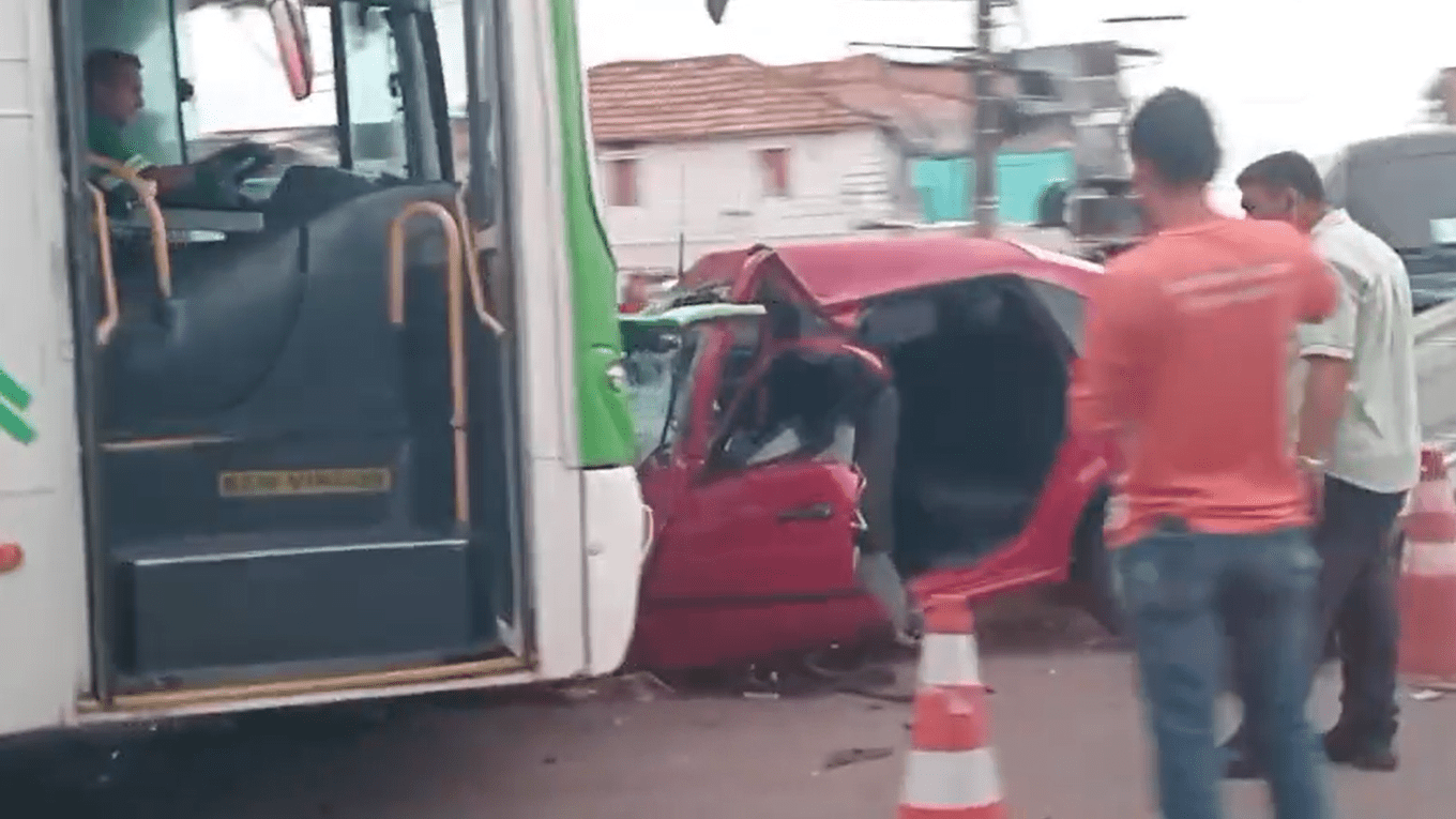 VÍDEO: Colisão entre carro e ônibus deixa motorista preso às ferragens em Manaus