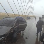 Acidente na Ponte Rio Negro deixa uma pessoa ferida durante chuva
