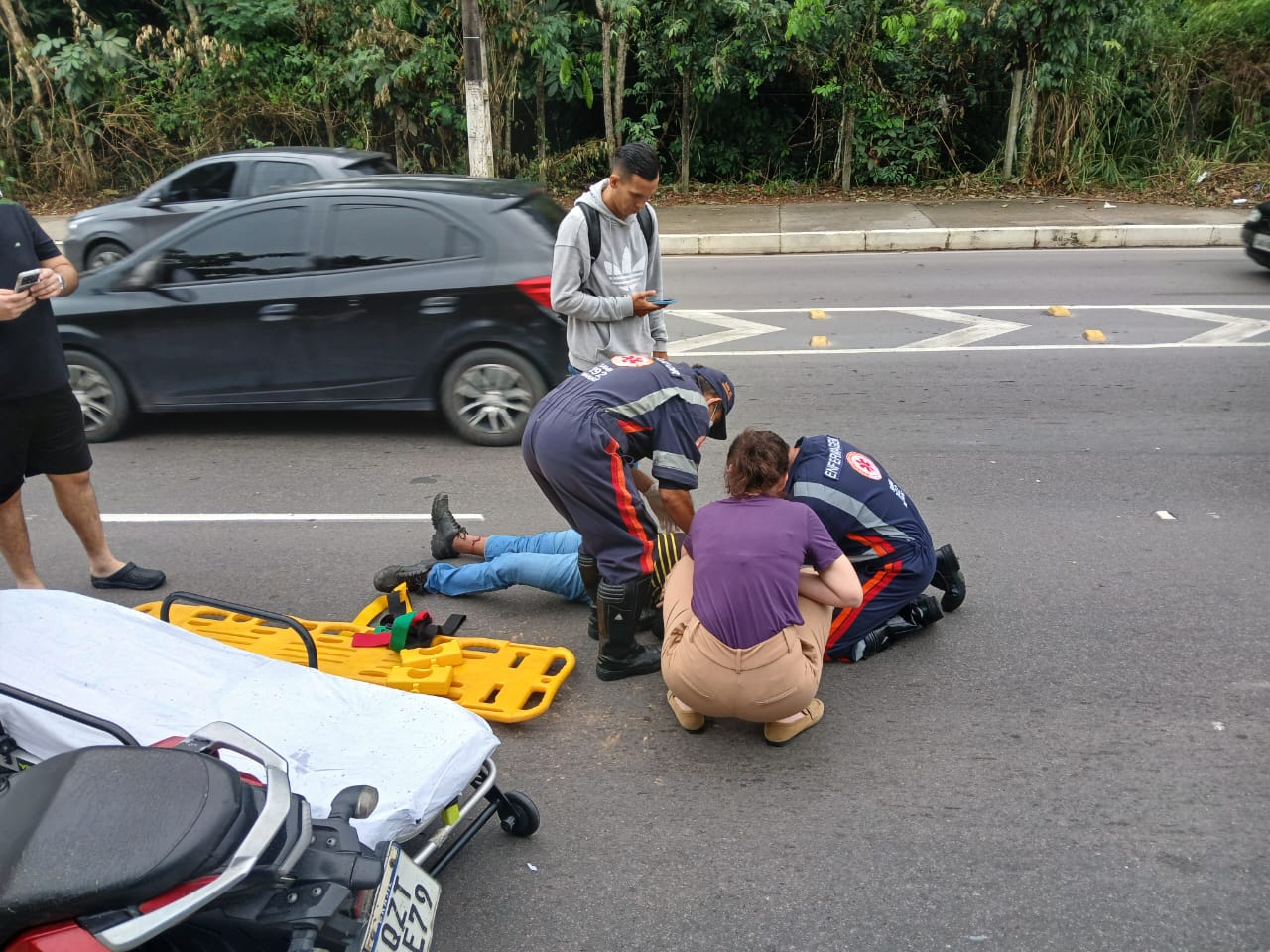 Colisão entre moto e carro deixa homem ferido na Zona Norte de Manaus