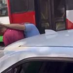 Vídeo mostra motorista de ônibus agredindo pedestre; veja