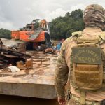 PF encontra estaleiros clandestinos e apreende dragas do garimpo ilegal em Manaus